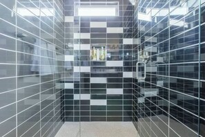Shower, hair dryer, towels, shampoo - Rooftop Views, 4BR 4BA, 7 Beds, Near Broadway! (Nashville)