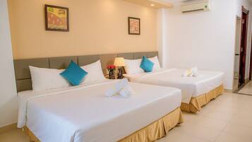 Superior-Vierbettzimmer, Stadtblick | Zimmersafe, Verdunkelungsvorhänge, kostenloses WLAN, Rollstuhlgeeignet