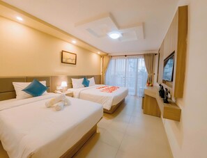 Habitación triple Deluxe, balcón, vistas a la ciudad | Caja fuerte, cortinas opacas, wifi gratis y accesible en silla de ruedas