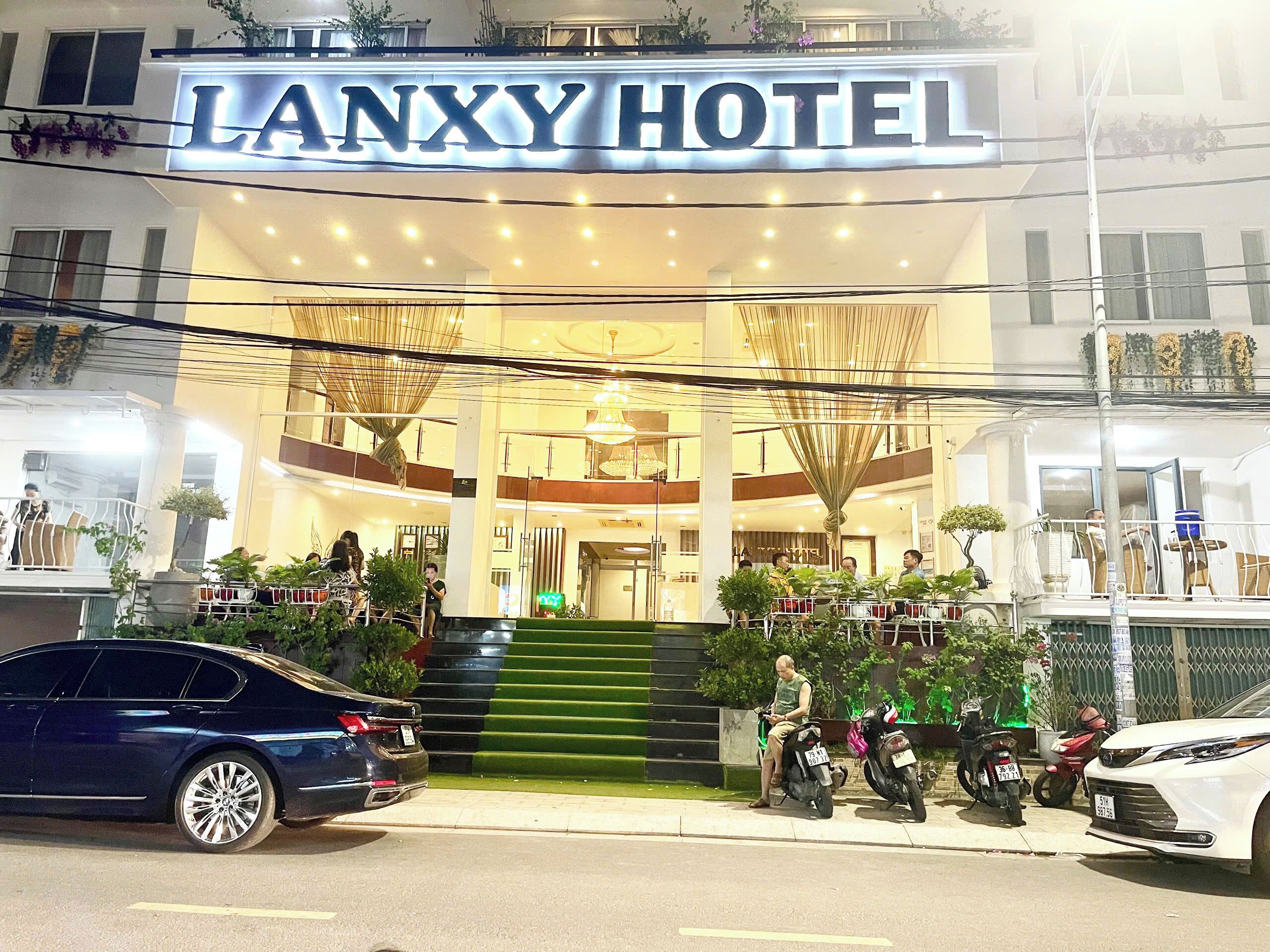 住宿正面 (夜晚)