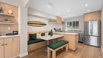 Réfrigérateur, micro-ondes, plaque de cuisson, lave-vaisselle