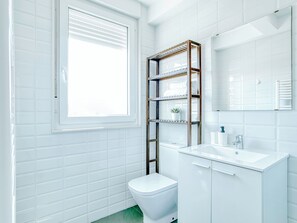 Serviettes fournies, papier toilette