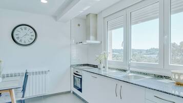 Frigorífico, microondas, horno y placa de cocina