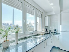 Frigorífico, microondas, horno y placa de cocina