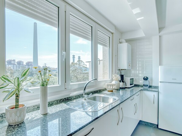 Een koelkast, een magnetron, een oven, een kookplaat