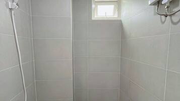 Ducha, artículos de tocador gratuitos, secador de pelo, pantuflas