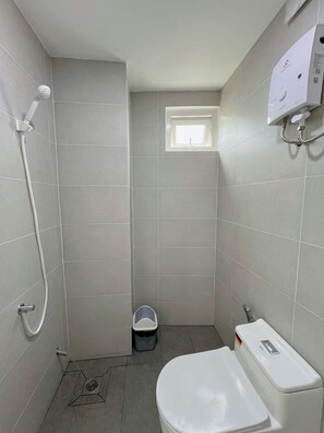 Studio, 1 Double Bed | Bathroom | Shower, free toiletries, hair dryer, slippers