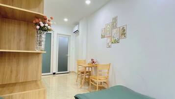 Studio, 1 Double Bed | Desk, blackout drapes, soundproofing, iron/ironing board