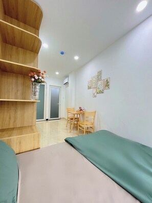 مكتب وستائر تعتيم وتجهيزات عازلة للصوت ومكواة/لوح كي