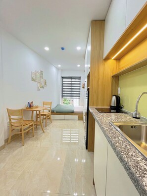 Estudio estándar, balcón | Escritorio, cortinas opacas, sistema de insonorización