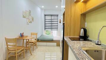 Escritorio, cortinas blackout y sistema de insonorización