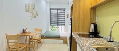 Studio, 1 Katil Kelamin (Double) | Meja, langsir/tirai gelap terus, kalis bunyi, seterika/papan seterika