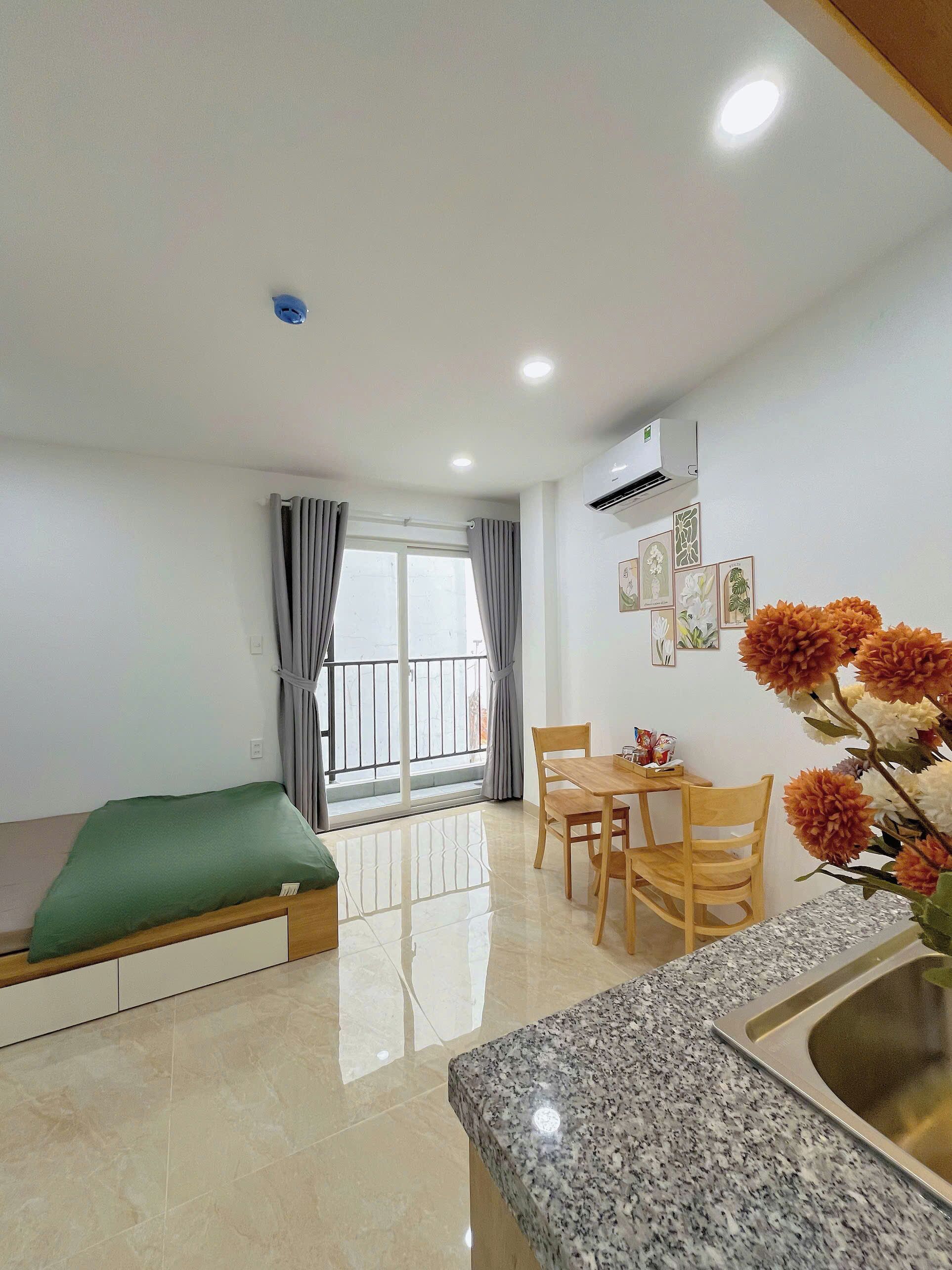 Superior-studio | Työpöytä, pimennysverhot, äänieristys, silitysrauta/-lauta