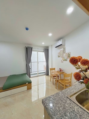 Superior Studio | Desk, blackout curtains, soundproofing, iron/ironing board - Hat Nang House - Go Vap (Phuong Go Vap)