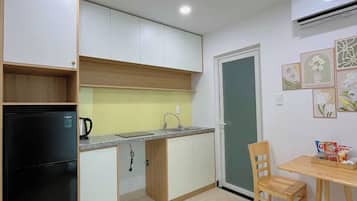 Escritorio, cortinas blackout y sistema de insonorización