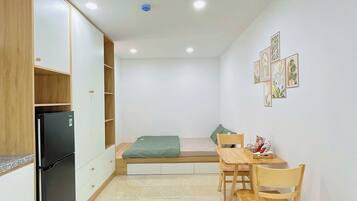 Studio, 1 Queen Bed | Desk, blackout drapes, soundproofing, iron/ironing board