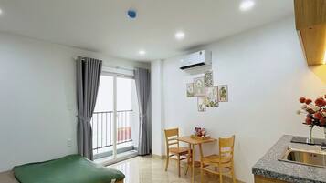 Escritorio, cortinas blackout y sistema de insonorización