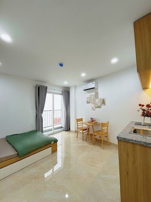 Studio, 1 Double Bed | Desk, blackout drapes, soundproofing, iron/ironing board