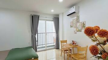 Escritorio, cortinas blackout y sistema de insonorización