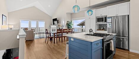 Frigorífico, microondas, horno y placa de cocina