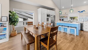 Dining - Eagle's View - Luxury townhome. Amazing views. (Pacific City)