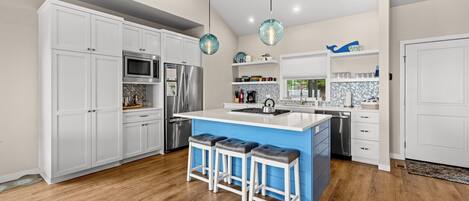 冷蔵庫、電子レンジ、オーブン、コンロ