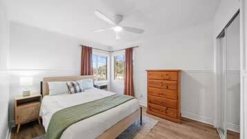 Tabla de planchar con plancha, wifi y ropa de cama