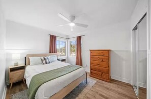 Tabla de planchar con plancha, wifi y ropa de cama 