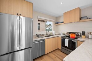 ثلاجة، ميكروويف، فرن، موقد طهي مسطح