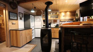 Fridge, microwave, dishwasher, electric kettle - Traditional Chalet With Wooden Decor, Very Warm and Friendly (Tignes)