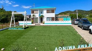A modern two-story house with a blue roof, a white exterior, and a well-maintained lawn. - Aoniwa - AWAJI (Awaji)
