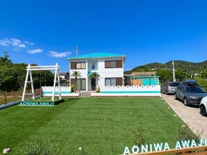 A modern two-story house with a blue roof, a white exterior, and a well-maintained lawn. - Aoniwa - AWAJI (Awaji)