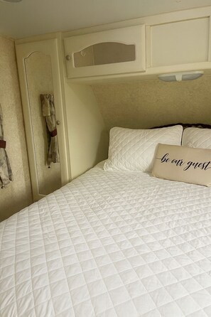 1 bedroom, internet, bed sheets