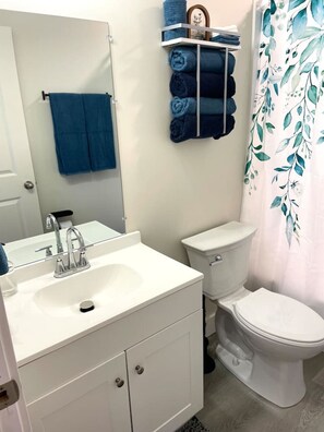 مجففات شعر، مناشف، صابون، ورق حمّام