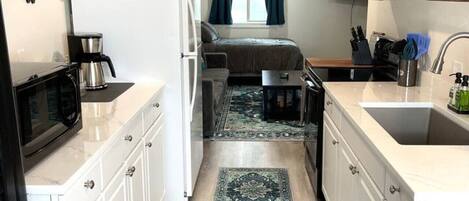 Réfrigérateur, micro-ondes, four, plaque de cuisson