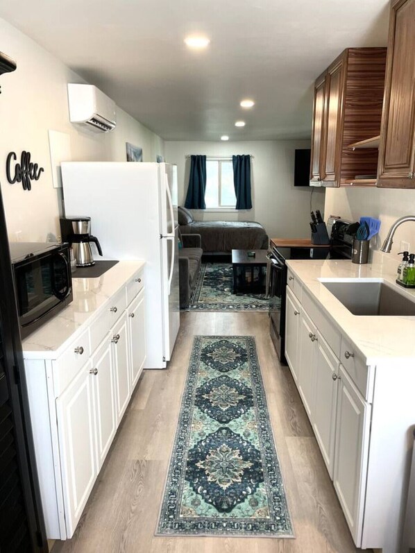 Een koelkast, een microgolfoven, een oven, een kookplaat