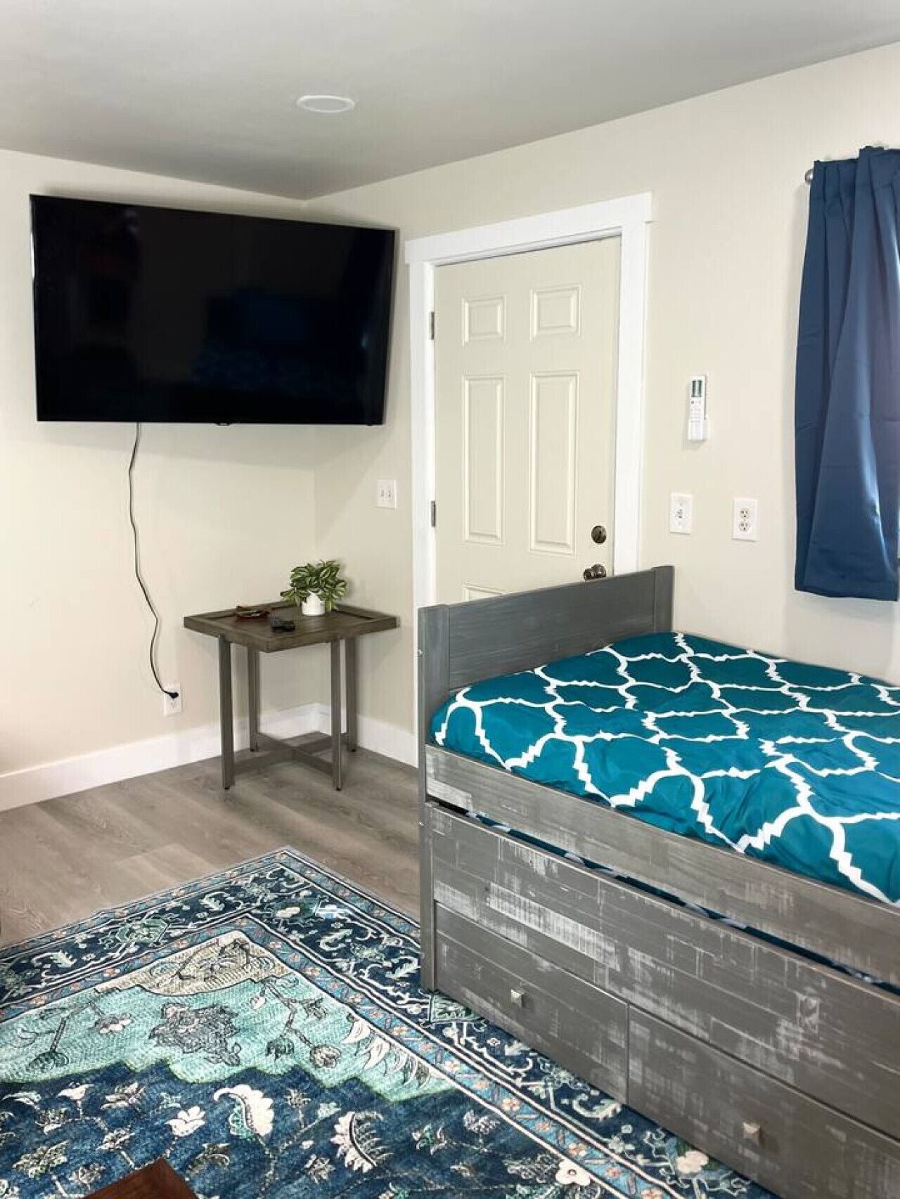 Tabla de planchar con plancha, wifi y ropa de cama 