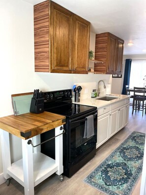 ثلاجة، ميكروويف، فرن، موقد طهي مسطح