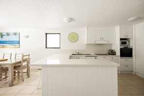 Wasserkocher mit Kaffee-/Teezubehör, Kühlschrank, Ofen, Herdplatte