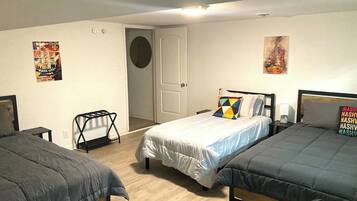 Hus Basic - uteplats | Mörkläggningsgardiner, strykjärn/strykbräda och sängkläder