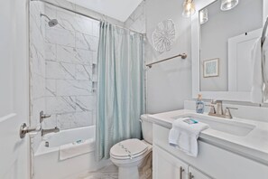 Regadera, toallas, shampoo 