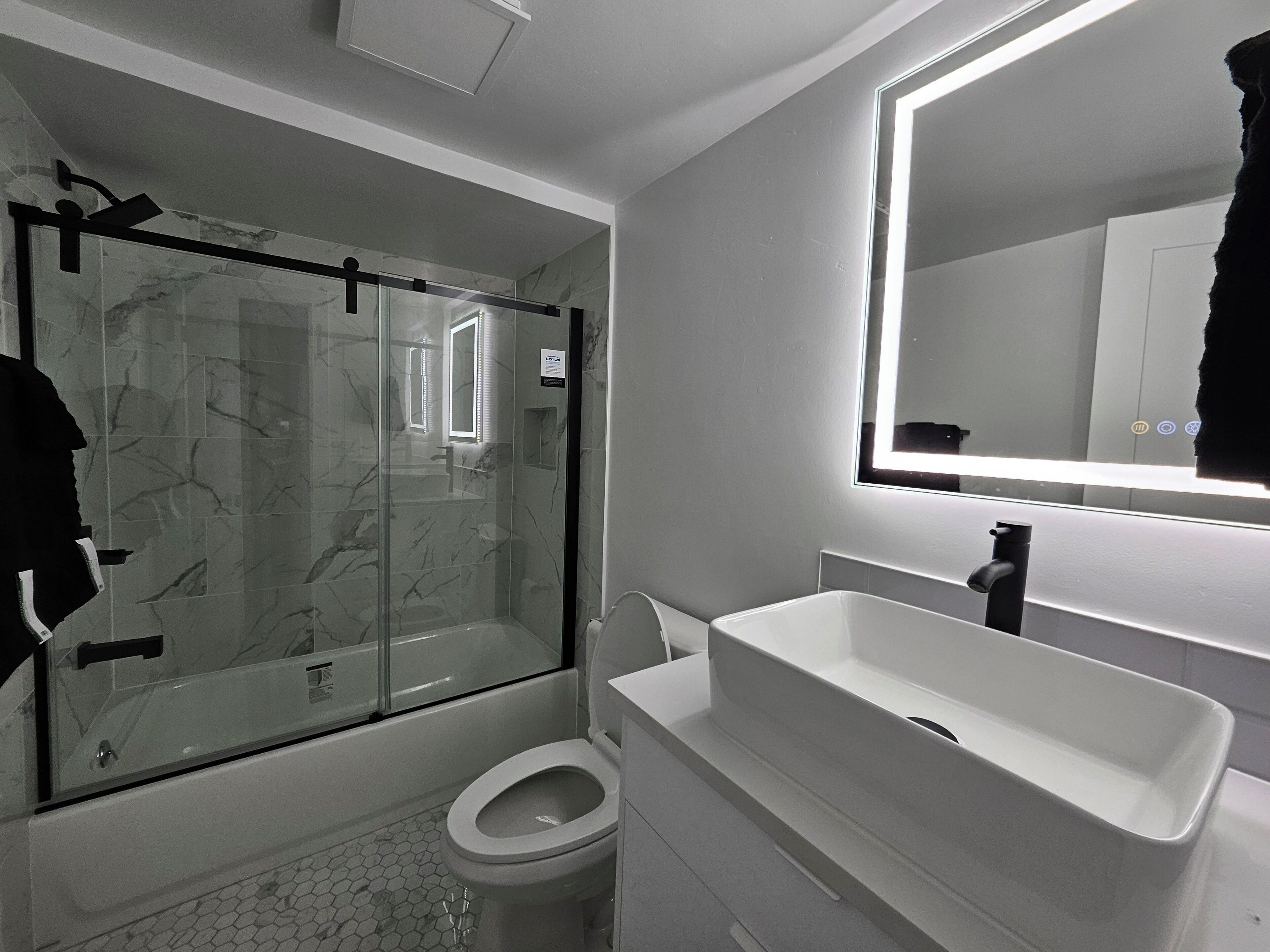 Hårføner, håndklær, såpe og toalettpapir