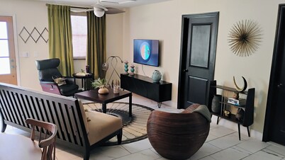 Quaint 3-bedroom house with AC in charming Plant City