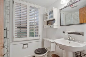 Een douche, een haardroger, handdoeken, shampoo