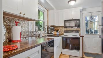 Køleskab, mikrobølgeovn, ovn, kogeplade