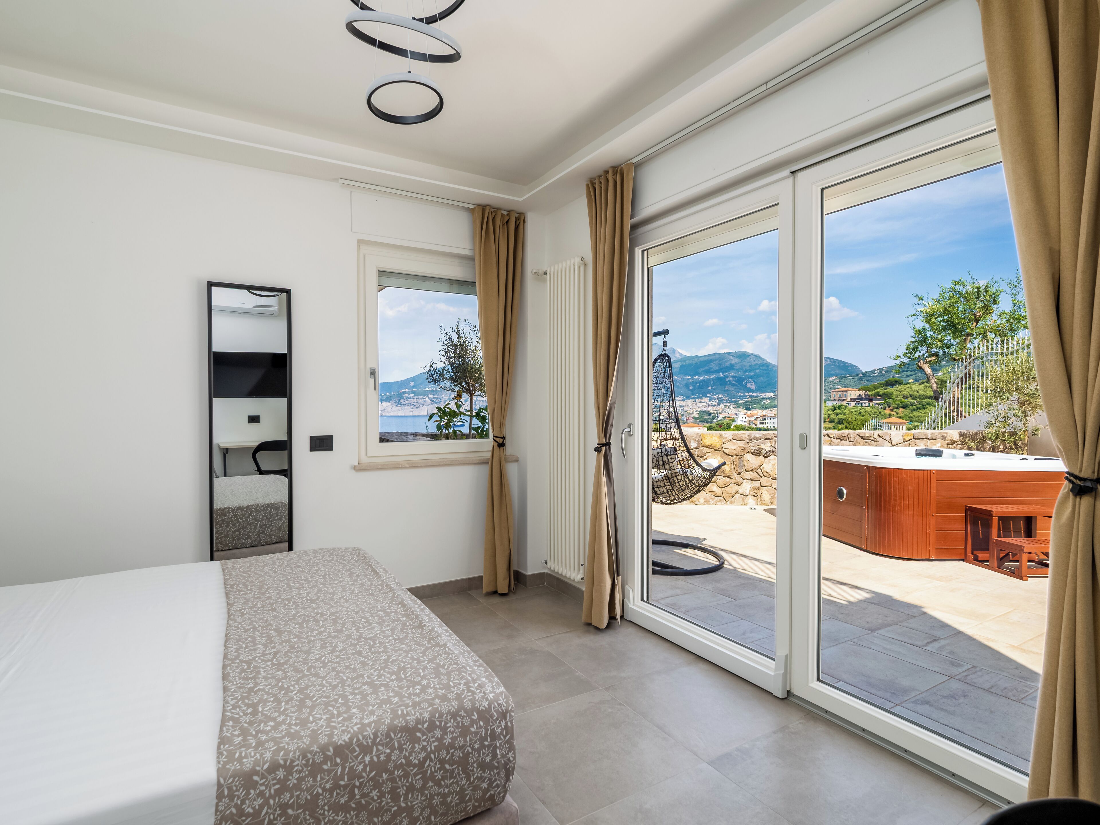 Appartamento Luxury, vista mare | Una scrivania, postazione laptop, tende oscuranti, ferro/asse da stiro