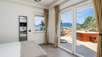 Luksus-lejlighed - havudsigt | Skrivebord, arbejdsområde til bærbare computere, mørklægningsgardiner