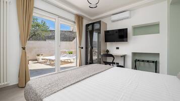 Luksus-lejlighed - havudsigt | Skrivebord, arbejdsområde til bærbare computere, mørklægningsgardiner