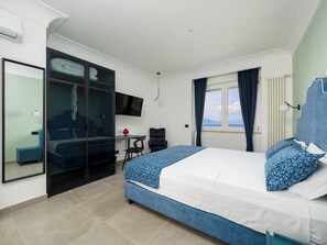 Escritorio, espacio para trabajar con laptop y cortinas blackout 