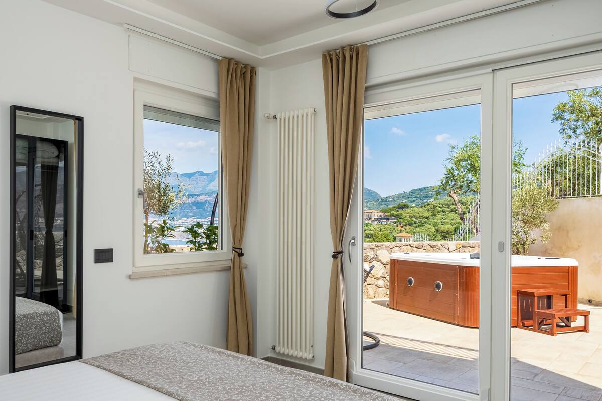 Luksus-lejlighed - havudsigt | Skrivebord, arbejdsområde til bærbare computere, mørklægningsgardiner